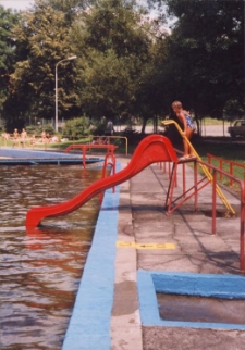 Basen Kąpielowy Ośrodka Sportu i Rekreacji w Obornikach Śląskich przy ul. Poniatowskiego, lipiec 1998 r. (fot. 2) [Dokument ikonograficzny]