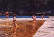 Basen Kąpielowy Ośrodka Sportu i Rekreacji w Obornikach Śląskich przy ul. Poniatowskiego, lipiec 1998 r. (fot. 3) [Dokument ikonograficzny]