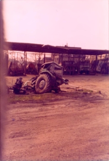 Baza Zakładu Gospodarki Komunalnej w Obornikach Śląskich przy ul. Wąskiej, 1998 r. (fot. 2) [Dokument ikonograficzny]