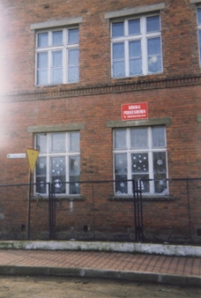 Budynek Szkoły Podstawowej w Rościsławicach - 1998 r. (fot. 1) [Dokument ikonograficzny]