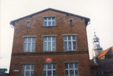 Budynek Szkoły Podstawowej w Rościsławicach - 1998 r. (fot. 2) [Dokument ikonograficzny]