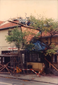 Budynki przy ul. Dworcowej w Obornikach Śląskich: sklep mięso-wędliny, 1998 r. (fot. 1) [Dokument ikonograficzny]