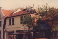 Budynki przy ul. Dworcowej w Obornikach Śląskich: sklep mięso-wędliny, 1998 r. (fot. 2) [Dokument ikonograficzny]