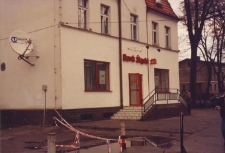 Budynki przy ul. Dworcowej w Obornikach Śląskich: Bank Śląski, 1998 r. (fot. 3) [Dokument ikonograficzny]