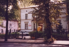 Budynki przy ul. Dworcowej w Obornikach Śląskich: Komisariat Policji, 1998 r. (fot. 5) [Dokument ikonograficzny]