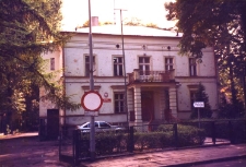 Budynki przy ul. Dworcowej w Obornikach Śląskich: Komisariat Policji, 1998 r. (fot. 6) [Dokument ikonograficzny]