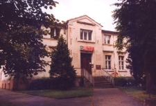 Budynki przy ul. Dworcowej w Obornikach Śląskich: Obornicki Ośrodek Kultury, 1998 r. (fot. 7) [Dokument ikonograficzny]