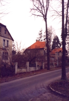 Budynki przy ul. Józefa Poniatowskiego w Obornikach Śląskich, 1998 r. (fot. 2) [Dokument ikonograficzny]