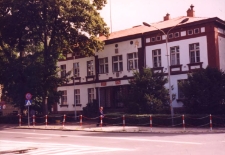 Budynki przy ul. Trzebnickiej w Obornikach Śląskich : Urząd Miejski, 1998 r. (fot. 1) [Dokument ikonograficzny]