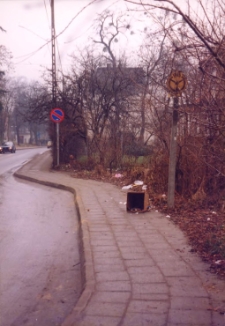 Budynki przy ul. Trzebnickiej w Obornikach Śląskich : przystanek autobusowy, 1998 r. (fot. 4) [Dokument ikonograficzny]