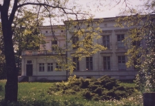 Budynki przy ul. Trzebnickiej w Obornikach Śląskich : sanatorium, 1998 r. (fot. 5) [Dokument ikonograficzny]