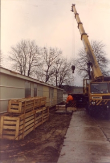 Ustawianie kontenerów mieszkalnych przy ul. Grunwaldzkiej w Obornikach Śląskich dla rodzin poszkodowanych w powodzi w lipcu 1997 r. (fot. 1) [Dokument ikonograficzny]