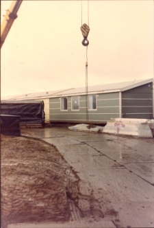 Ustawianie kontenerów mieszkalnych przy ul. Grunwaldzkiej w Obornikach Śląskich dla rodzin poszkodowanych w powodzi w lipcu 1997 r. (fot. 3) [Dokument ikonograficzny]