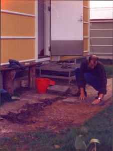 Ustawianie kontenerów mieszkalnych przy ul. Grunwaldzkiej w Obornikach Śląskich dla rodzin poszkodowanych w powodzi w lipcu 1997 r. (fot. 4) [Dokument ikonograficzny]