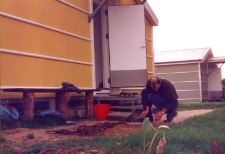 Ustawianie kontenerów mieszkalnych przy ul. Grunwaldzkiej w Obornikach Śląskich dla rodzin poszkodowanych w powodzi w lipcu 1997 r. (fot. 5) [Dokument ikonograficzny]