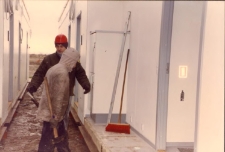 Ustawianie kontenerów mieszkalnych przy ul. Grunwaldzkiej w Obornikach Śląskich dla rodzin poszkodowanych w powodzi w lipcu 1997 r. (fot. 6) [Dokument ikonograficzny]