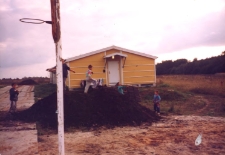 Ustawianie kontenerów mieszkalnych przy ul. Grunwaldzkiej w Obornikach Śląskich dla rodzin poszkodowanych w powodzi w lipcu 1997 r. (fot. 7) [Dokument ikonograficzny]