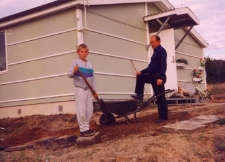 Ustawianie kontenerów mieszkalnych przy ul. Grunwaldzkiej w Obornikach Śląskich dla rodzin poszkodowanych w powodzi w lipcu 1997 r. (fot. 8) [Dokument ikonograficzny]