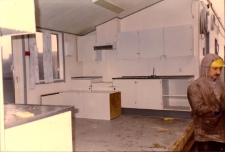 Ustawianie kontenerów mieszkalnych przy ul. Grunwaldzkiej w Obornikach Śląskich dla rodzin poszkodowanych w powodzi w lipcu 1997 r. (fot. 9) [Dokument ikonograficzny]