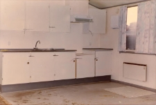 Ustawianie kontenerów mieszkalnych przy ul. Grunwaldzkiej w Obornikach Śląskich dla rodzin poszkodowanych w powodzi w lipcu 1997 r. (fot. 10) [Dokument ikonograficzny]