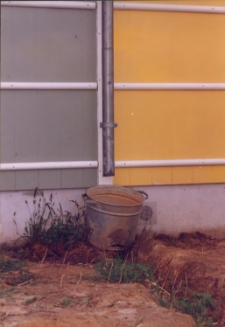 Ustawianie kontenerów mieszkalnych przy ul. Grunwaldzkiej w Obornikach Śląskich dla rodzin poszkodowanych w powodzi w lipcu 1997 r. (fot. 11) [Dokument ikonograficzny]