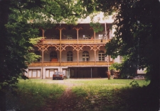 Budowle przy ul. Parkowej w Obornikach Śląskich, 1998 r. (fot. 1) [Dokument ikonograficzny]