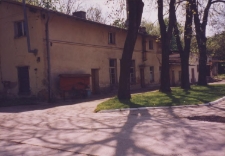 Budowle przy ul. Parkowej w Obornikach Śląskich, 1998 r. (fot. 2) [Dokument ikonograficzny]