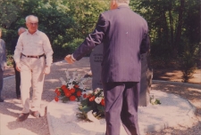 Odsłonięcie pomnika na starym cmentarzu ewangelickim w Obornikach Śląskich przy ul. Kasztanowej, 18.05.1998 r. (fot. 2) [Dokument ikonograficzny]