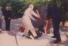 Odsłonięcie pomnika na starym cmentarzu ewangelickim w Obornikach Śląskich przy ul. Kasztanowej, 18.05.1998 r. (fot. 3) [Dokument ikonograficzny]