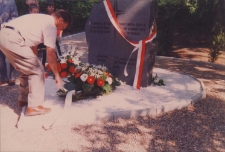 Odsłonięcie pomnika na starym cmentarzu ewangelickim w Obornikach Śląskich przy ul. Kasztanowej - składanie wieńców, 18.05.1998 r. (fot. 5) [Dokument ikonograficzny]