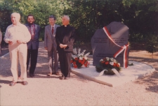 Odsłonięcie pomnika na starym cmentarzu ewangelickim w Obornikach Śląskich przy ul. Kasztanowej, 18.05.1998 r. (fot. 6) [Dokument ikonograficzny]