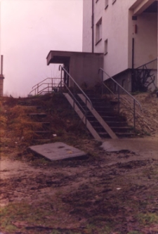 Osiedle Spółdzielni Mieszkaniowej Lokatorsko-Własnościowej w Trzebnicy przy ul. M. Skłodowskiej-Curie w Obornikach Śląskich, 1997 r. (fot. 2) [Dokument ikonograficzny]