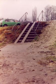 Osiedle Spółdzielni Mieszkaniowej Lokatorsko-Własnościowej w Trzebnicy przy ul. M. Skłodowskiej-Curie w Obornikach Śląskich, 1997 r. (fot. 6) [Dokument ikonograficzny]