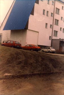 Osiedle Spółdzielni Mieszkaniowej Lokatorsko-Własnościowej w Trzebnicy przy ul. M. Skłodowskiej-Curie w Obornikach Śląskich, 1997 r. (fot. 13) [Dokument ikonograficzny]