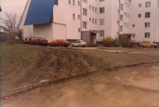 Osiedle Spółdzielni Mieszkaniowej Lokatorsko-Własnościowej w Trzebnicy przy ul. M. Skłodowskiej-Curie w Obornikach Śląskich, 1997 r. (fot. 20) [Dokument ikonograficzny]