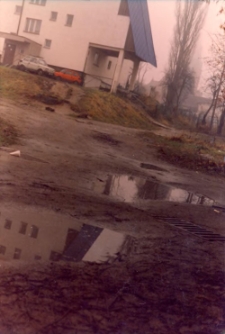 Osiedle Sp&oacute;łdzielni Mieszkaniowej Lokatorsko-Własnościowej w Trzebnicy przy ul. M. Skłodowskiej-Curie w Obornikach Śląskich, 1997 r. (fot. 25) [Dokument ikonograficzny]