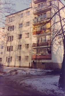 Osiedle bloków mieszkalnych w Obornikach Śląskich przy ul. Kościuszki, grudzień 1997 r. (fot. 1) [Dokument ikonograficzny]