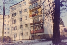 Osiedle bloków mieszkalnych w Obornikach Śląskich przy ul. Kościuszki, grudzień 1997 r. (fot. 2) [Dokument ikonograficzny]
