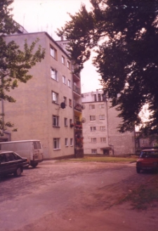 Osiedle bloków mieszkalnych w Obornikach Śląskich przy ul. Kościuszki, grudzień 1997 r. (fot. 3) [Dokument ikonograficzny]