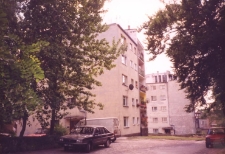 Osiedle bloków mieszkalnych w Obornikach Śląskich przy ul. Kościuszki, grudzień 1997 r. (fot. 4) [Dokument ikonograficzny]
