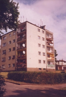 Osiedle blok&oacute;w mieszkalnych w Obornikach Śląskich przy ul. Kościuszki, grudzień 1997 r. (fot. 5) [Dokument ikonograficzny]