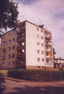 Osiedle bloków mieszkalnych w Obornikach Śląskich przy ul. Kościuszki, grudzień 1997 r. (fot. 5) [Dokument ikonograficzny]