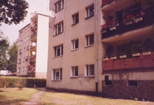 Osiedle bloków mieszkalnych w Obornikach Śląskich przy ul. Kościuszki, grudzień 1997 r. (fot. 6) [Dokument ikonograficzny]