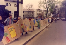 Parada "Nie ćpam, nie piję, nie palę" ulicami Obornik Śląskich, 22.04.1998 r. (fot. 1) [Dokument ikonograficzny]