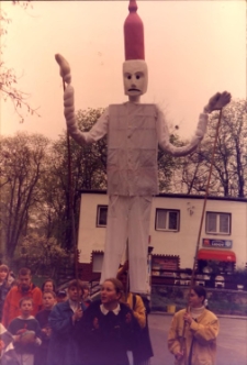 Parada "Nie ćpam, nie piję, nie palę" ulicami Obornik Śląskich, 22.04.1998 r. (fot. 3) [Dokument ikonograficzny]