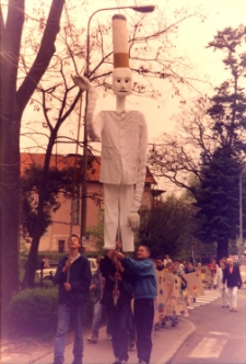 Parada "Nie ćpam, nie piję, nie palę" ulicami Obornik Śląskich, 22.04.1998 r. (fot. 4) [Dokument ikonograficzny]