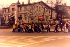 Parada "Nie ćpam, nie piję, nie palę" ulicami Obornik Śląskich, 22.04.1998 r. (fot. 7) [Dokument ikonograficzny]