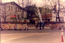 Parada "Nie ćpam, nie piję, nie palę" ulicami Obornik Śląskich, 22.04.1998 r. (fot. 8) [Dokument ikonograficzny]