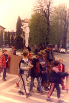Parada "Nie ćpam, nie piję, nie palę" ulicami Obornik Śląskich, 22.04.1998 r. (fot. 9) [Dokument ikonograficzny]