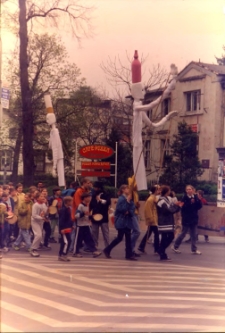 Parada "Nie ćpam, nie piję, nie palę" ulicami Obornik Śląskich, 22.04.1998 r. (fot. 10) [Dokument ikonograficzny]